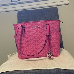 Michael Kors Jet Set Item East/West Top Zip Tote